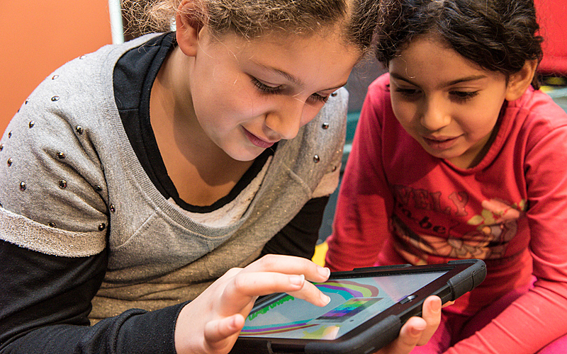 Enfants utilsant une tablette numérique