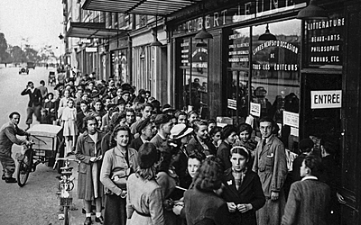 Guerre 1939-1945. Rentrée des classes sous l'Occupation. Queue devant la librairie Gibert Jeune. Paris.