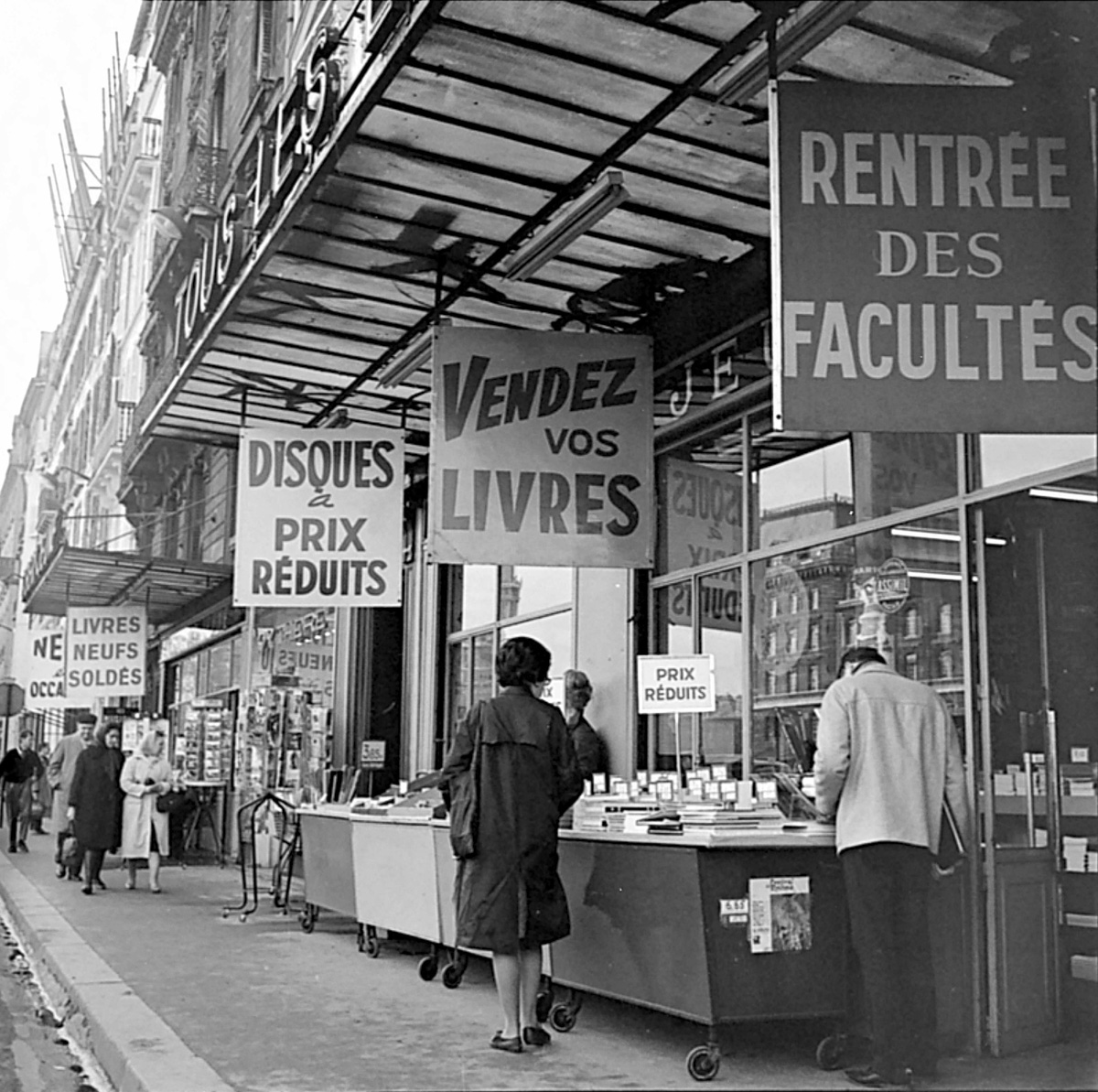 La librairie Gibert Jeune, quai Saint-Michel. Paris, vers 1960.