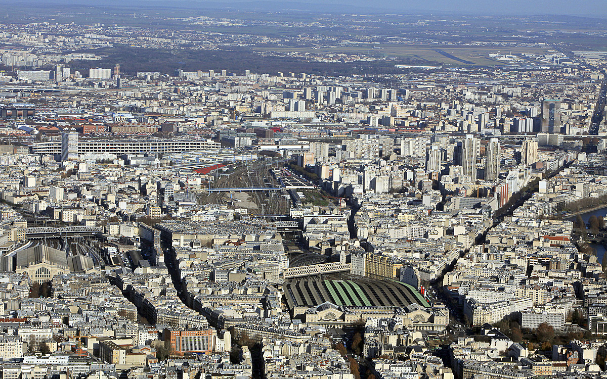 Vue aérienne de la gare de l'est et de la gare du nord.