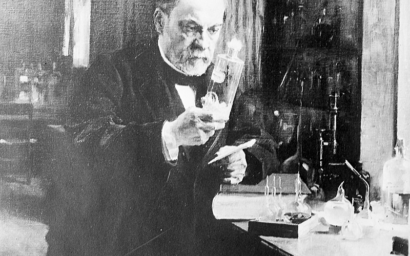 Louis Pasteur (1822-1895), chimiste et biologiste français, dans son laboratoire.