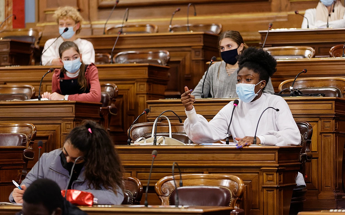 Collégiens dans la salle du Conseil de Paris.