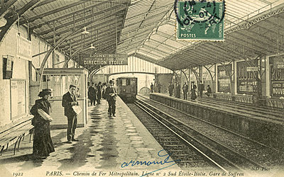 Des Parisiens attendent le métro.