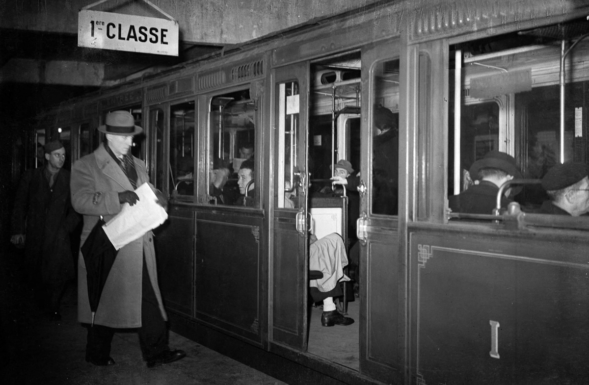 Wagon de métro de première classe. Paris, 1945.