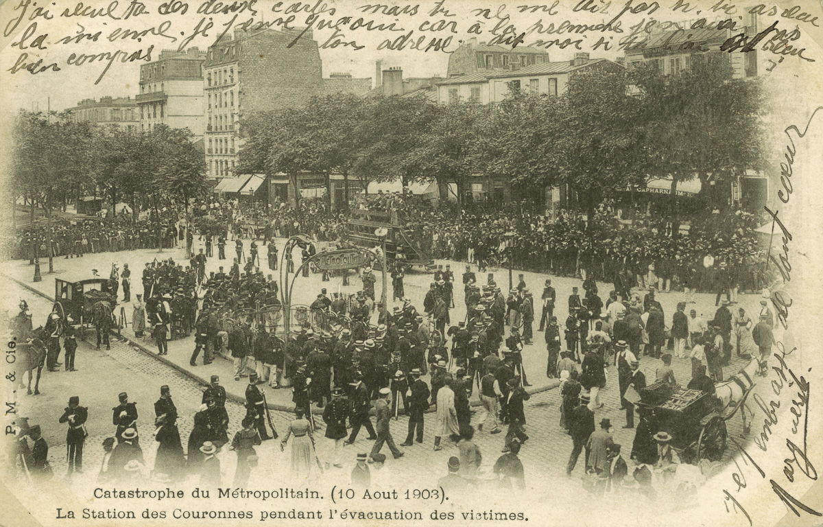 Catastrophe du Métropolitain, 10 août 1903, la station des Couronnes pendant l'évacuation des victimes. 