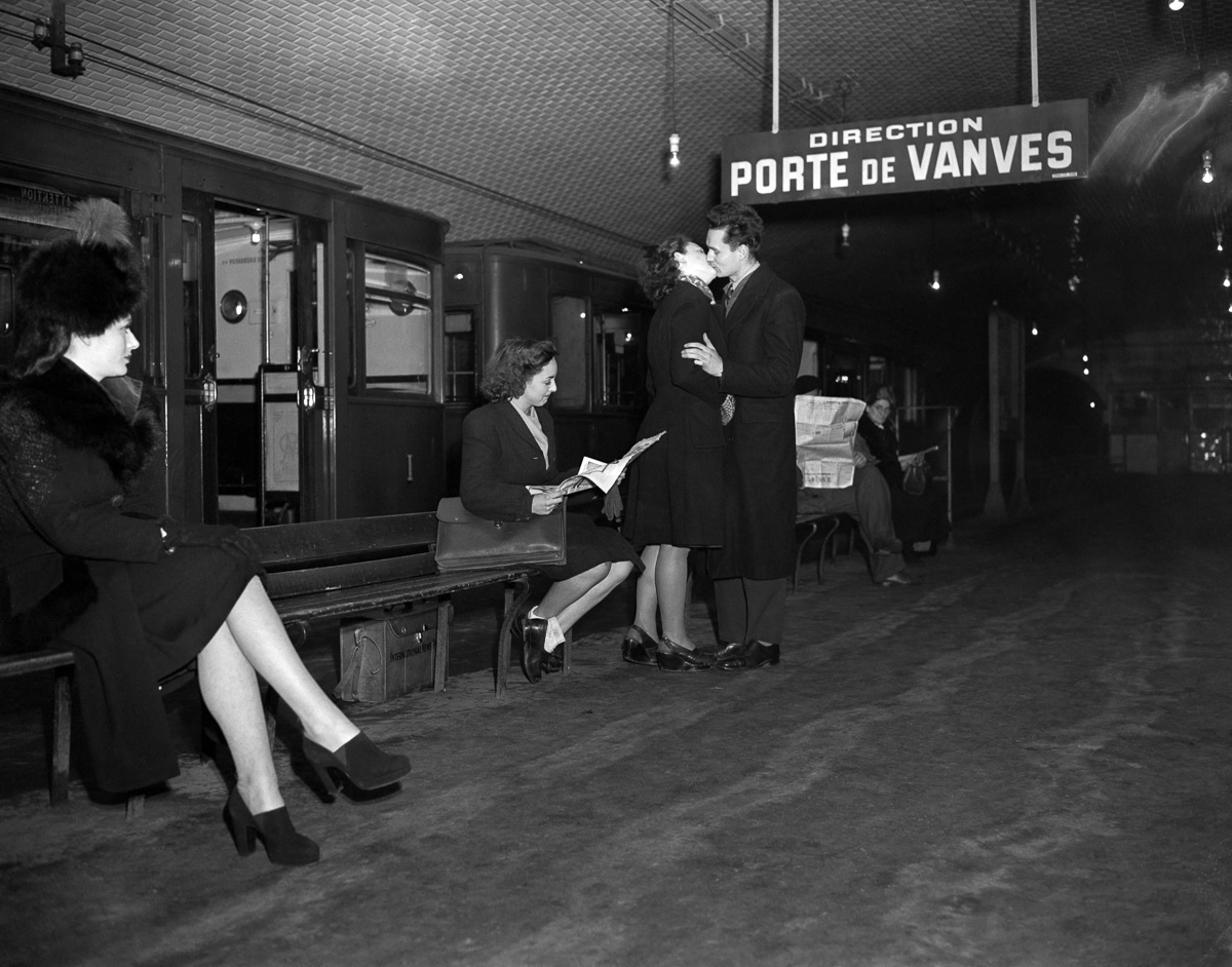 Couple d'amoureux dans le métro. Paris, janvier 1947.