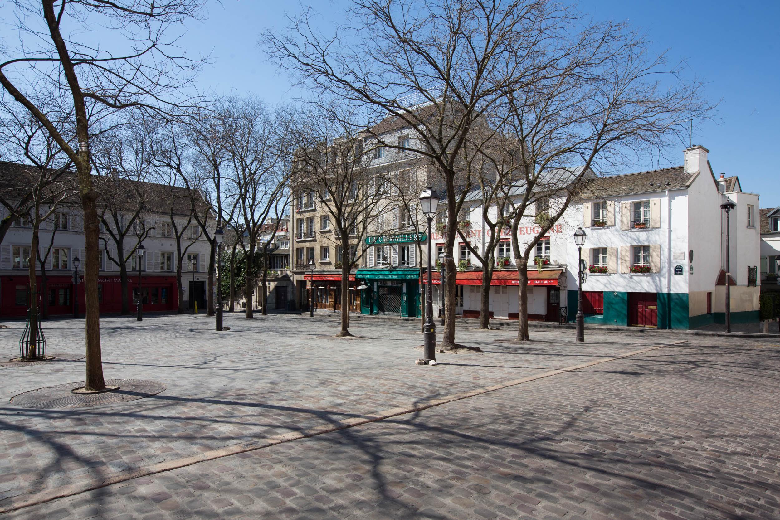 La place du tertre privée de touristes