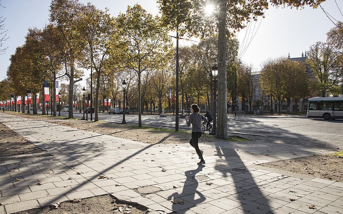 Jogging sur l'avenue des Champs-Elysées l'automne
