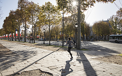 Jogging sur l'avenue des Champs-Elysées l'automne