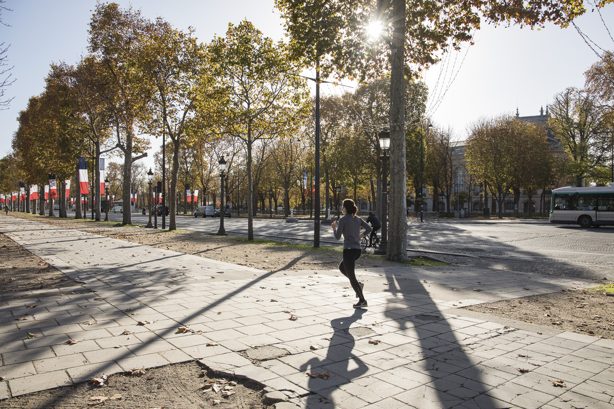 Jogging sur l'avenue des Champs-Elysées l'automne
