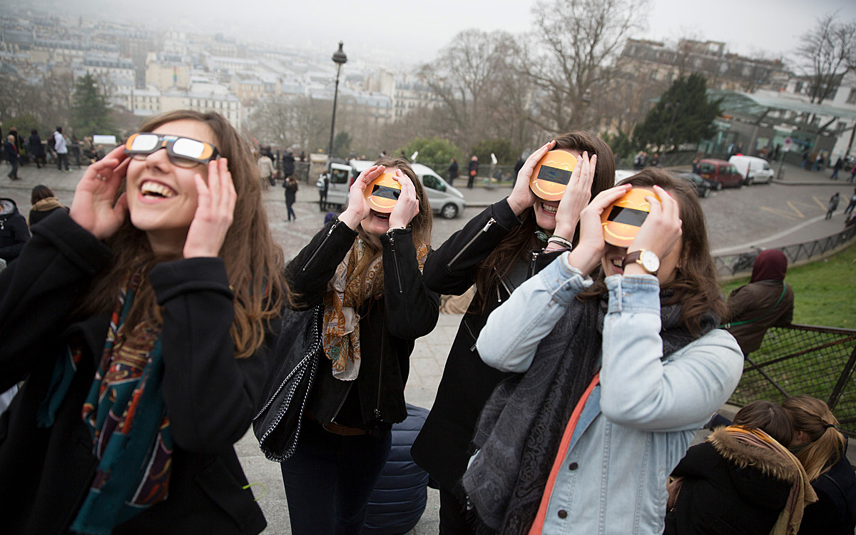 Parisiennes se protegeant les yeux lors d'une éclipse solaire