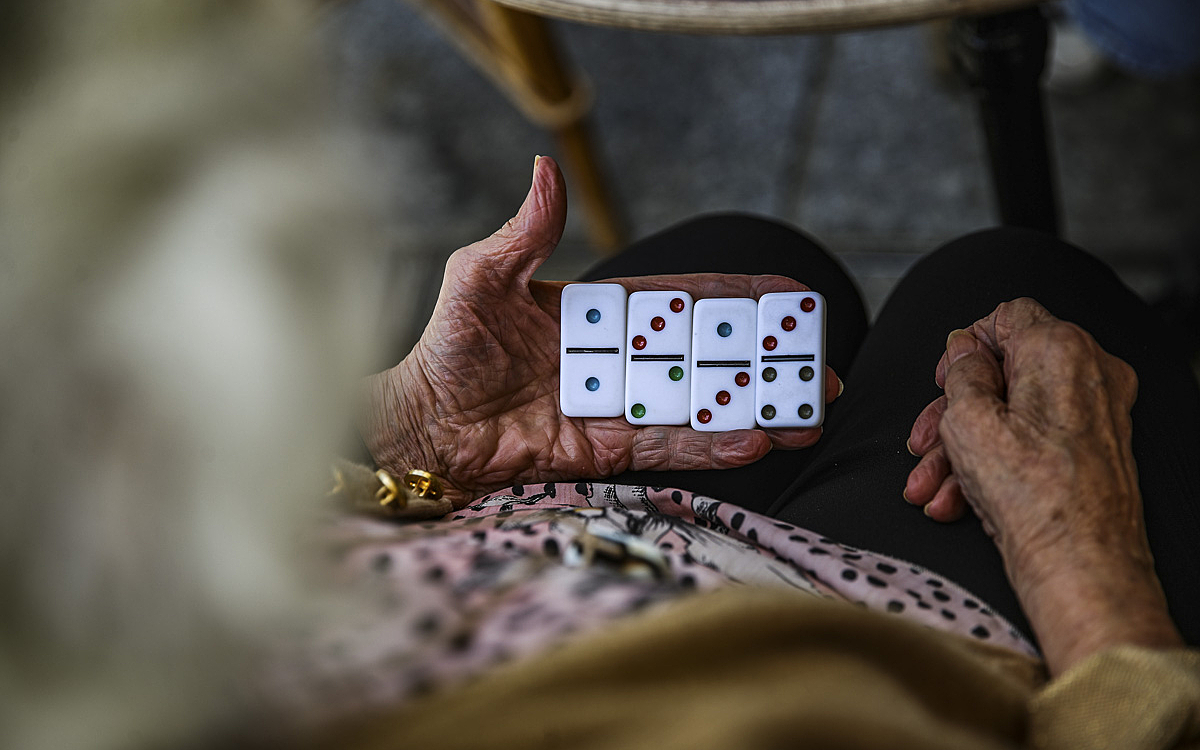 Paris en Compagnie: Madeleine et Leila jouent aux dominos
