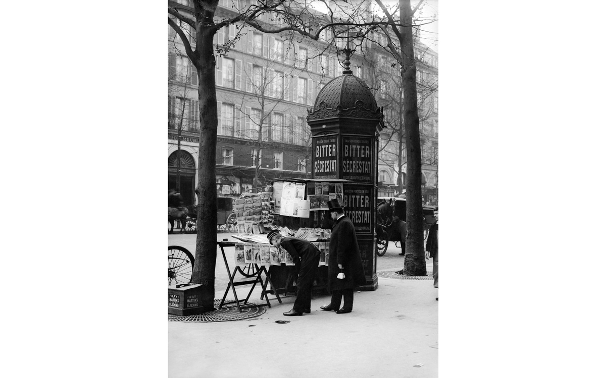 Kiosque à journaux, près de la gare Saint-Lazare. Paris (VIIIème arr.), 1899.