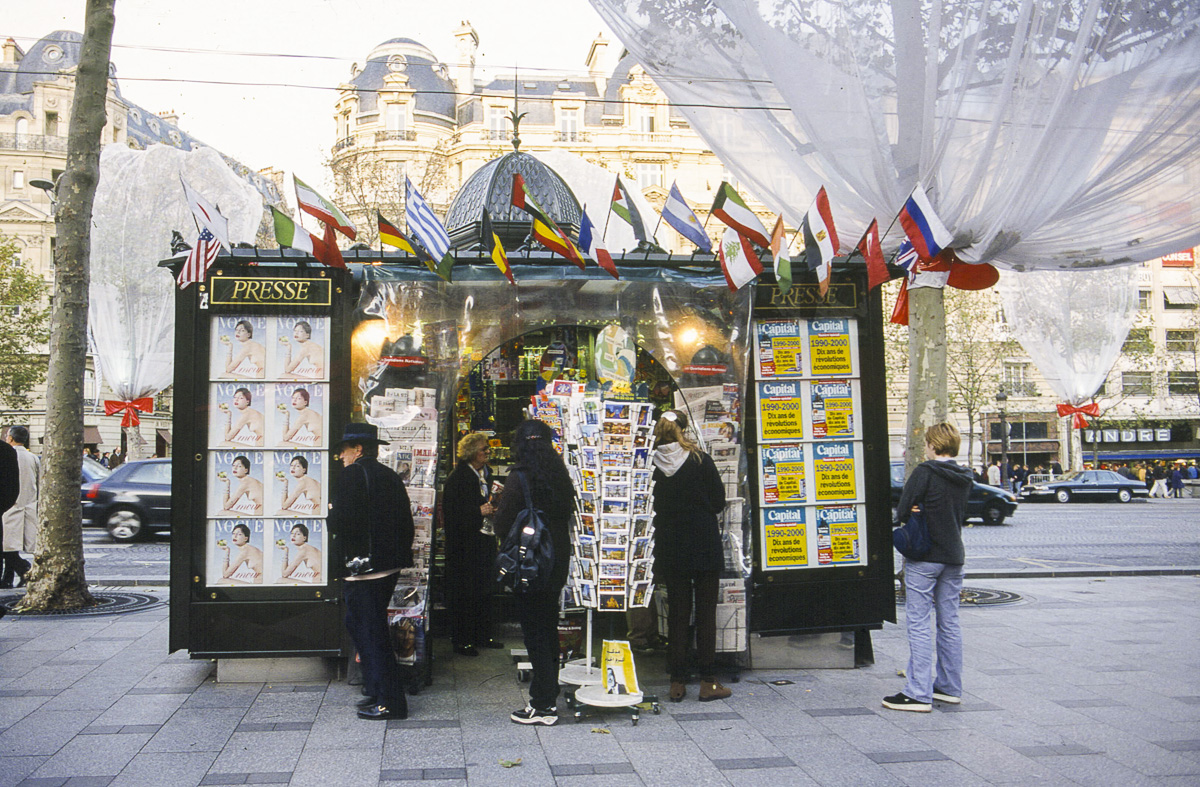 Avenue des Champs-Elysées. Kiosque à journaux. Décembre 1999.