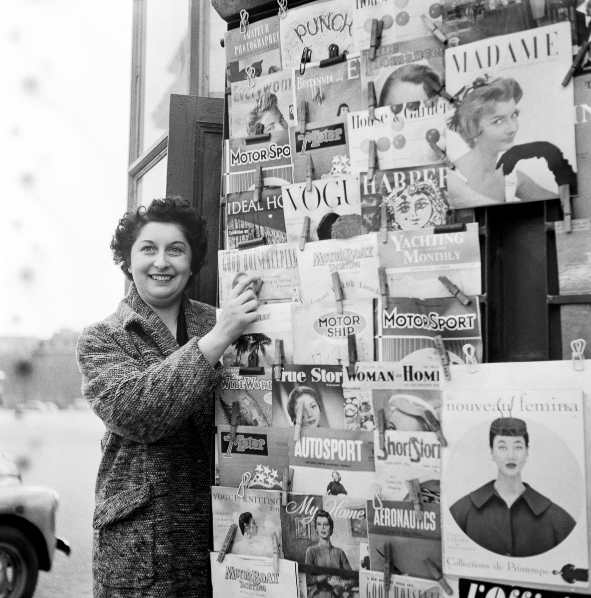Marchande de journaux.Place de l'Etoile, mars 1954.