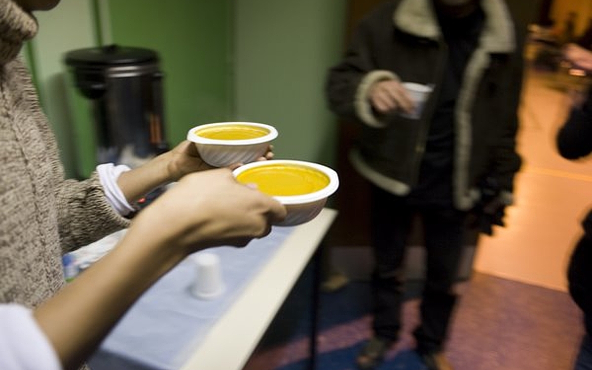 Distribution de bols de soupe à des personnes sans-abri.