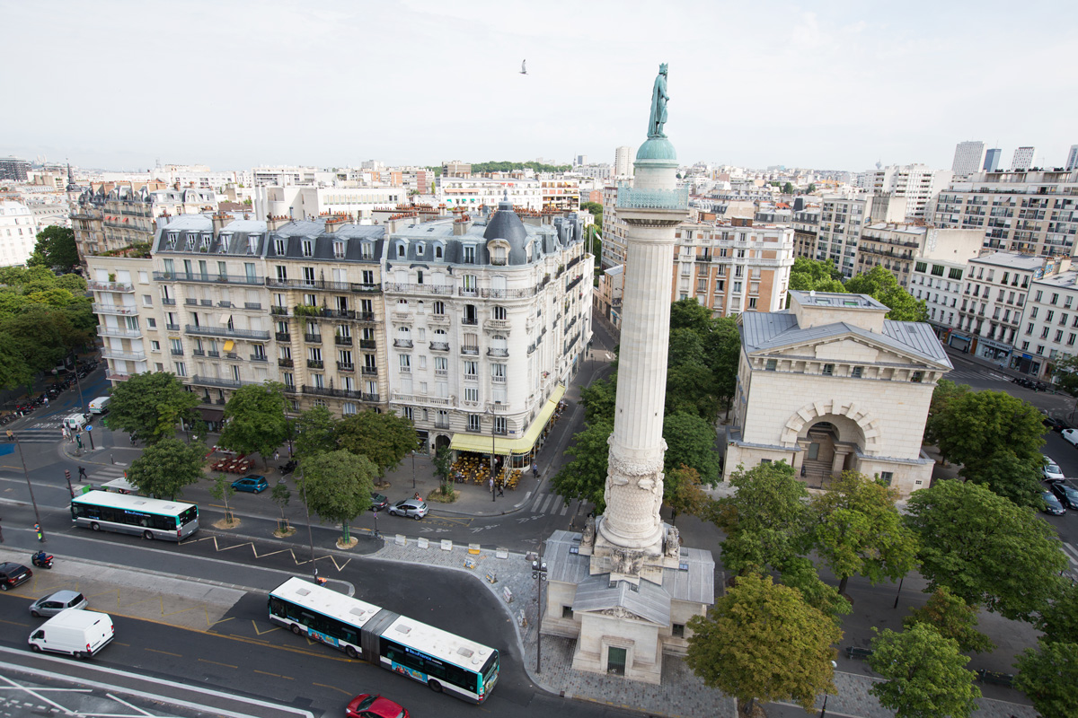 Colonne du Trône et la statue de Saint-Louis.