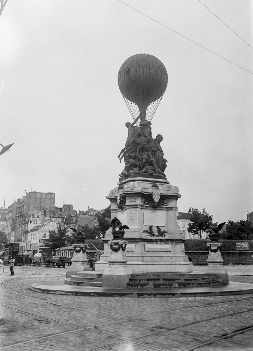 La porte des Ternes et le "Monument des Aéronautes du siège" (1906) par Frédéric-Auguste Bartholdi (1834-1904), fondu en 1941