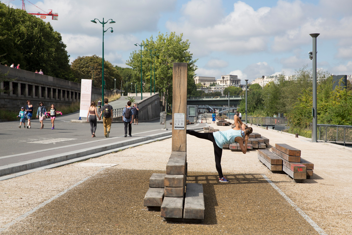 Une personne fait son sport sur les berges.