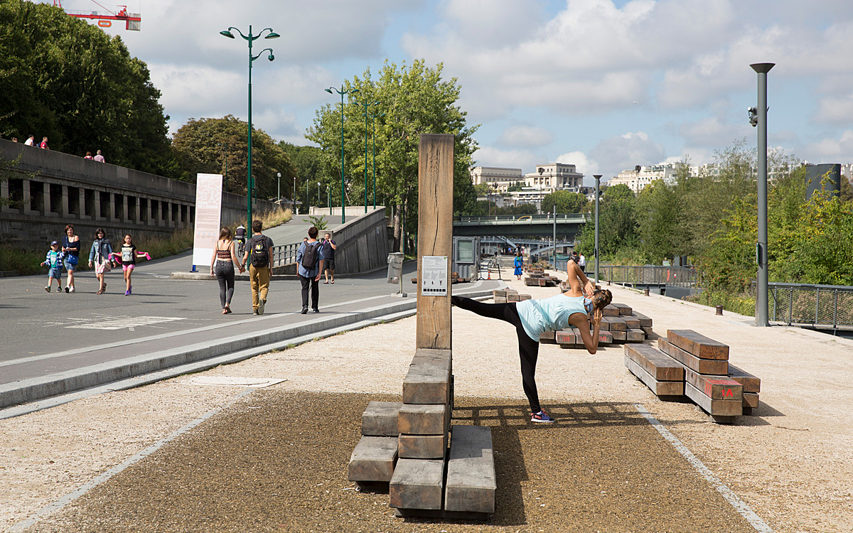 Poubelle de ville robuste au style Parisien pour espaces publics.