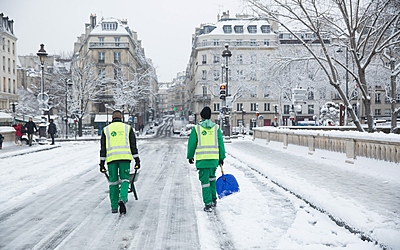 Déneigement par des agents de la Ville de Paris
