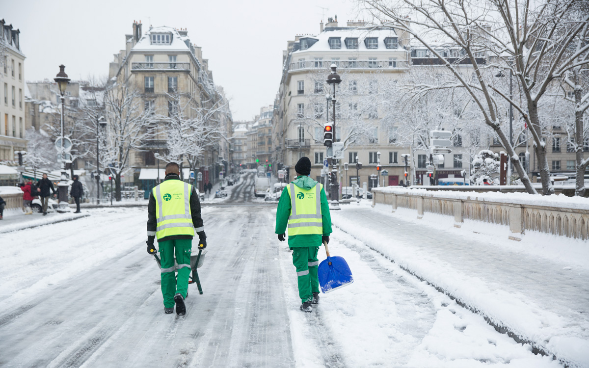 Remoción de nieve por agentes de la ciudad de París