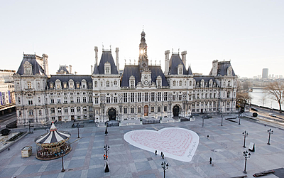Un collage de 900m2 représentant un cœur déployé sur le parvis de l'Hôtel de Ville.