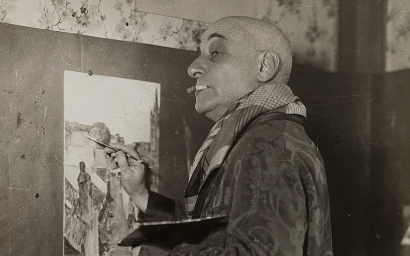 Max Jacob (1876-1944), Ècrivain français, chez lui. Paris, vers 1940.