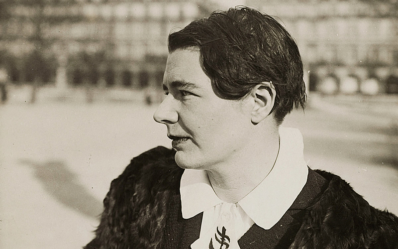 Marguerite Yourcenar (1903-1987), femme de lettres française, au Jardin des Tuileries. Paris, 5 février 1937.
