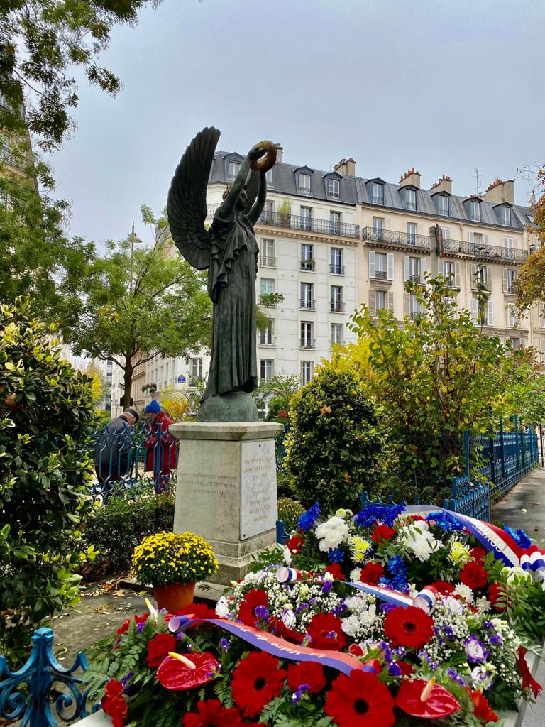 Monument aux morts à côté du square Eugène Thomas sous la forme d'une statue représentant la Victoire réalisée par Raphael Hubert à la mémoire des enfants du 12 arrondissement morts pour la France en 1914/18 en 1939/49 dans les anciennes colonies.