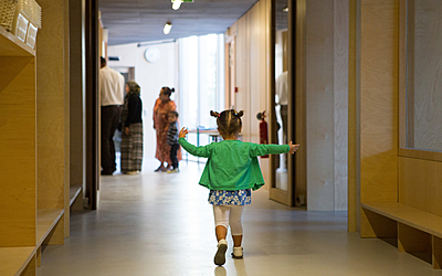 Petite fille dans un couloir d'école maternelle.