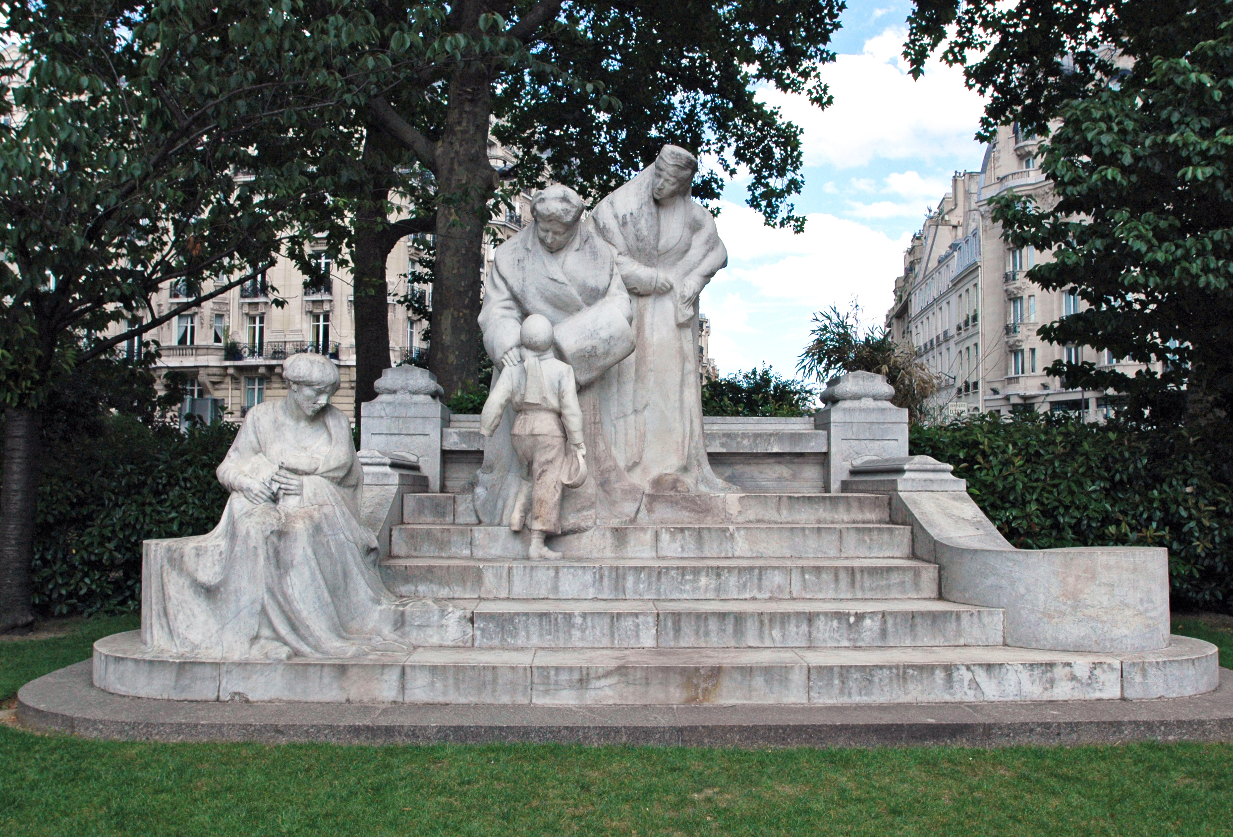 Madame Boucicaut et la baronne Clara de Hirsch, Square Boucicaut