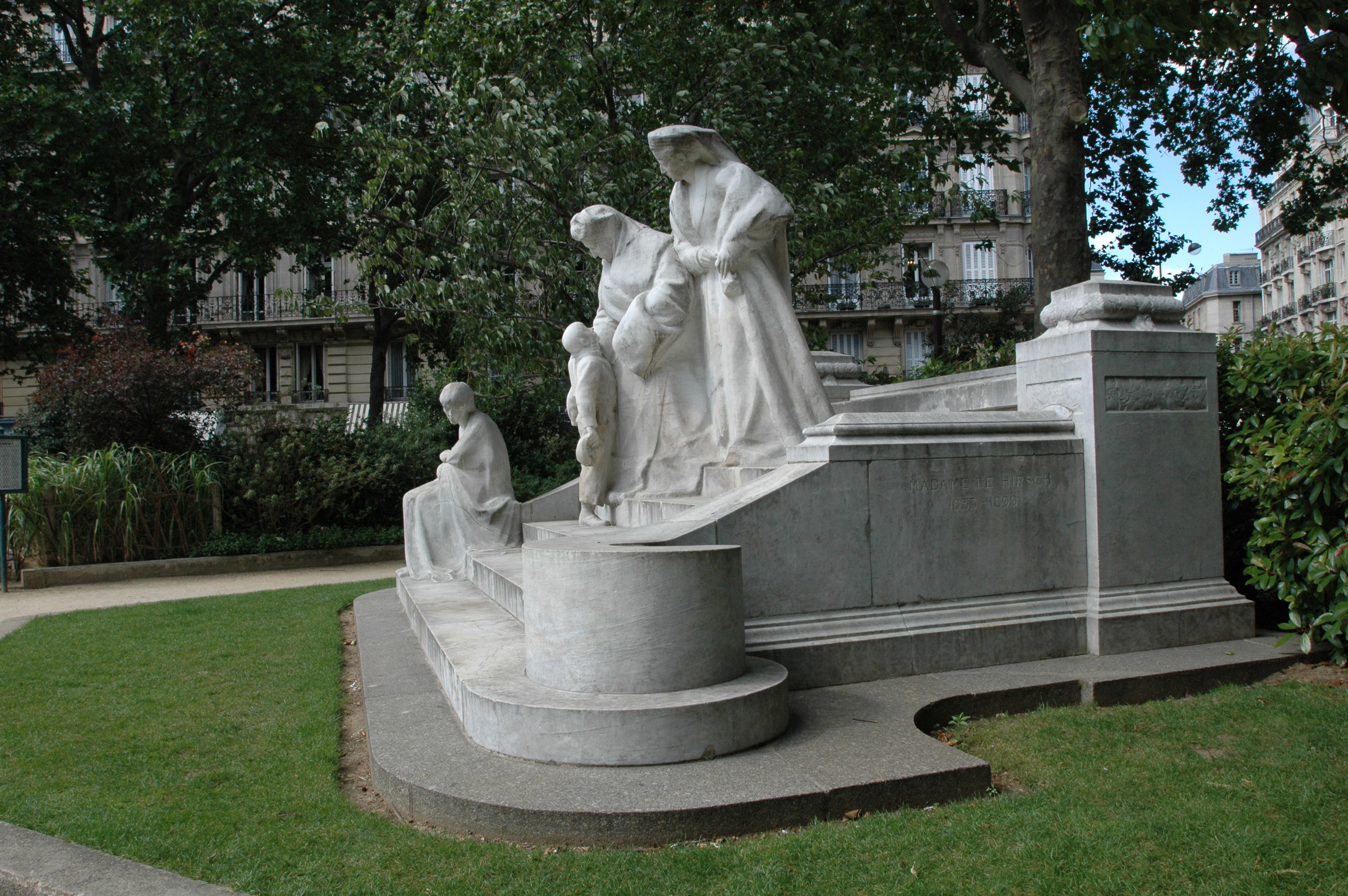 Madame Boucicaut et la baronne Clara de Hirsch, Square Boucicaut