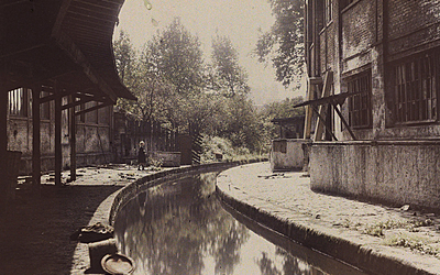 "Le canal de Bièvre". Autochrome. Paris, vers 1910. 