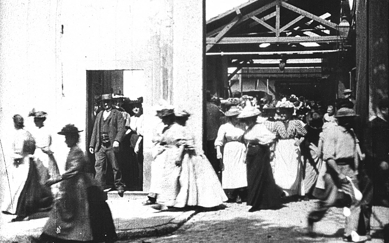 "Sortie d'usine - 91 (III)", film de Louis Lumière. Monplaisir, chemin Saint-Victor (aujourd'hui rue du 1er film). Lyon, 1896.