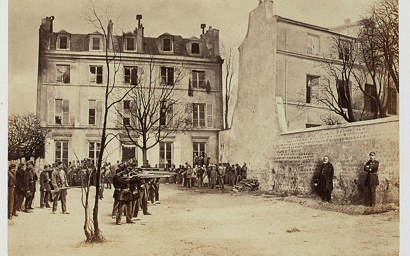 Les généraux Lecomte et Thomas fusillés par les insurgés le 18 mars 1871, rue des Rosiers à Montmarte, aujourd'hui rue du Chevalier-de-la-Barre, 18ème arrondissement Paris.