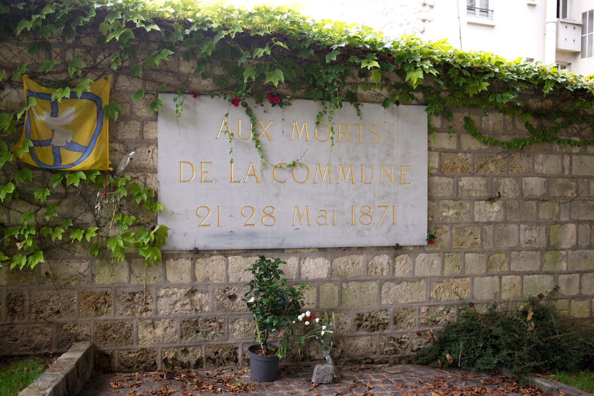 Plaque en marbre: "Aux morts de la Commune 21-28 mai 1871" au cimetière du Père Lachaise.