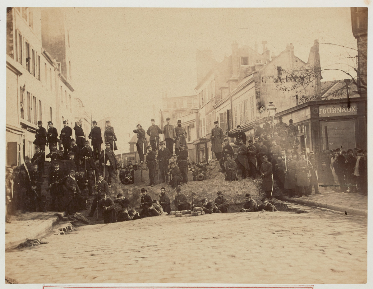 Barricade de la rue des Amandiers, près le cimetière du Père-Lachaise. 18 mars 1871.