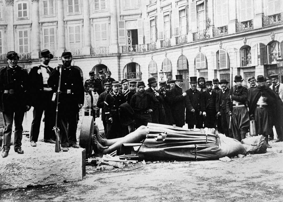 La statue de Napoléon, par Antoine-Denis Chaudet (1763-1810), renversée, place Vendôme, à Paris (Ier arr.), le 16 mai 1871.