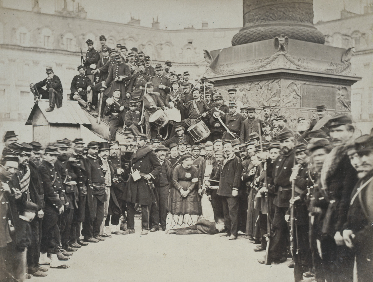 Devant la colonne Vendôme, 1871.