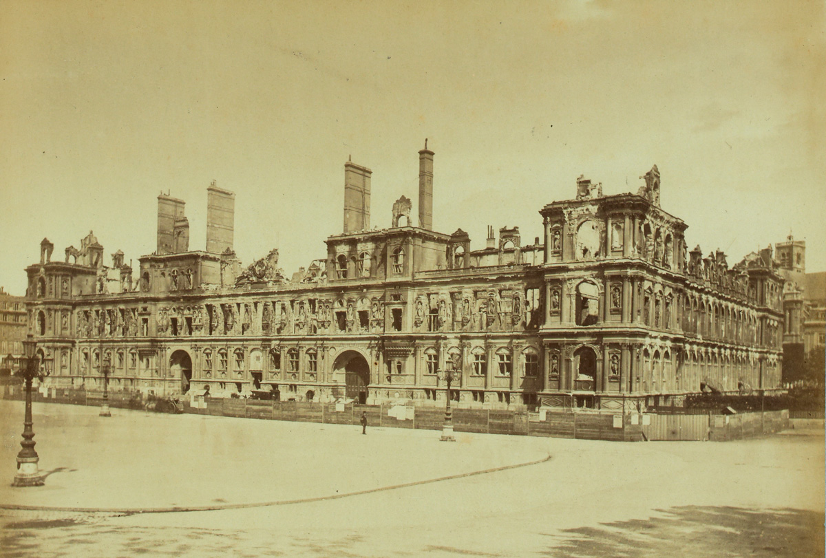 L'hôtel de Ville après l'incendie de 1871.