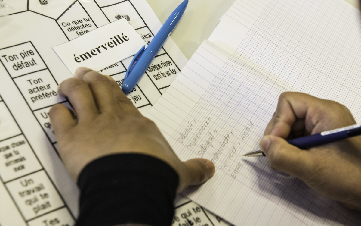 Mots en français sur une feuille.