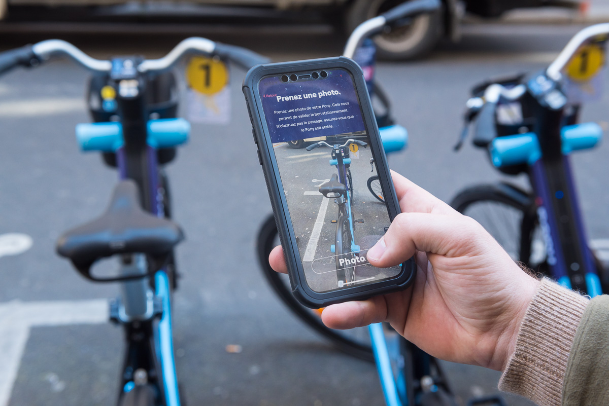 Prise de photo après avoir replacé le vélo sur le parking.