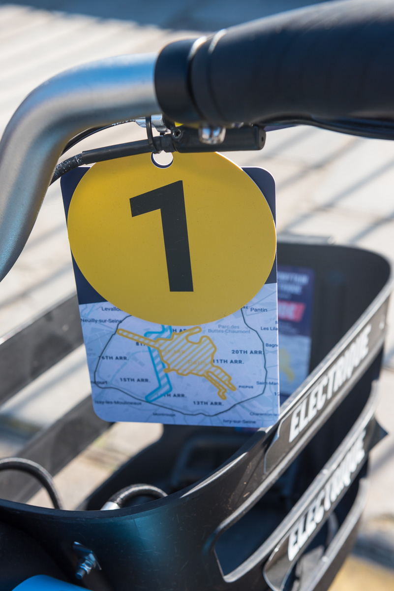 Carte de  Paris accrochée sur le guidon du vélo.