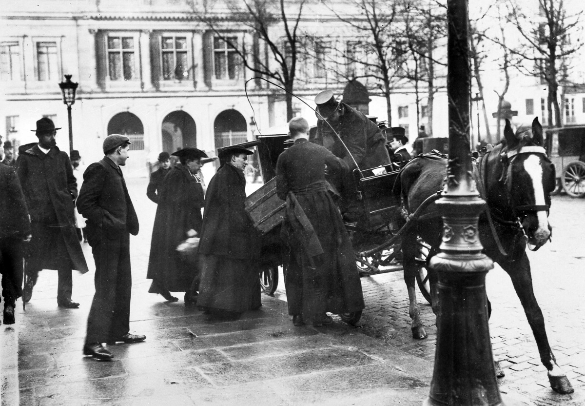 Ecclésiastiques expulsés des séminaires, sur la place Saint-Sulpice, à l’époque de la séparation de l'Eglise et de l'Etat.