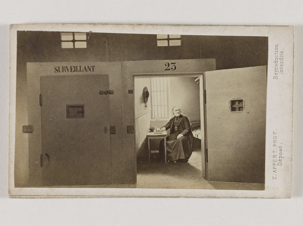 Photomontage montrant Georges Darboy (archevêque de Paris) dans sa cellule de la prison de la Roquette, (1813-1871), 