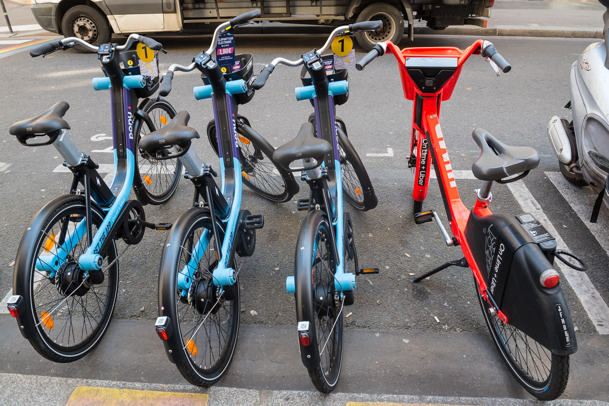 Vélo électriques rangés sur une place de parking.