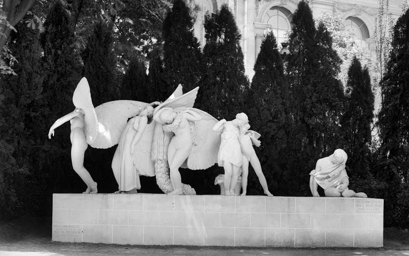 Exposition internationale des arts décoratifs et industriels modernes. Paris, 1925. " Les Illusions et le regret ", groupe de Melle Heuvelmans.