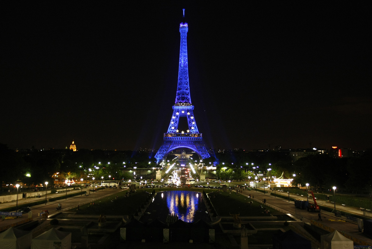 illumination en  bleu de la Tour Eiffel