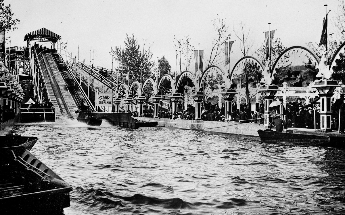 Les montagnes russes du parc d'attractions de Luna-Park, avenue de la Grande-Armée. Paris, 1912.